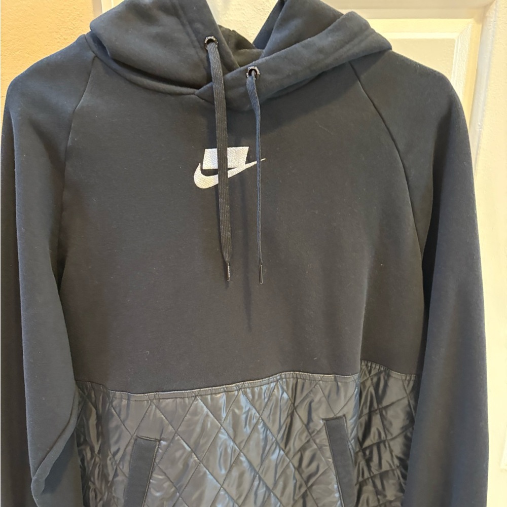 Nike Women’s  Black Hoodie with Quilted with Pockets